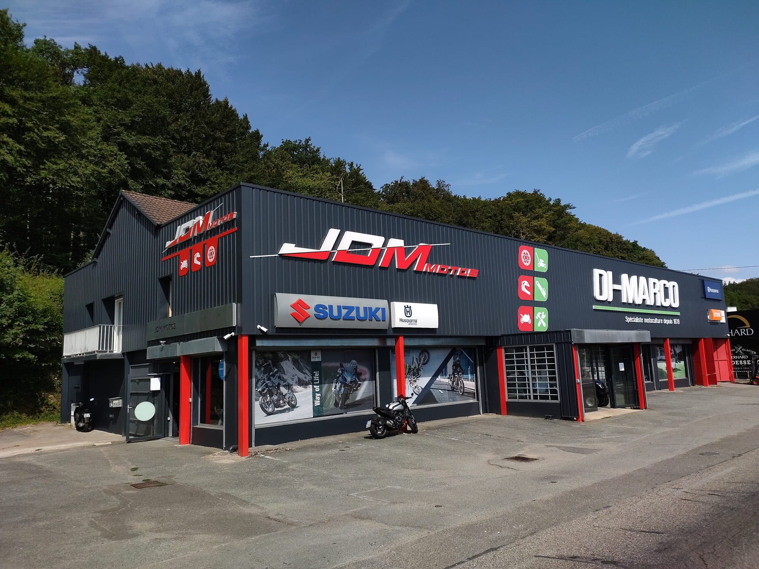 Façade de DI-MARCO et JDM Motos à Andelnans après la pose des enseignes par AZ Publicité