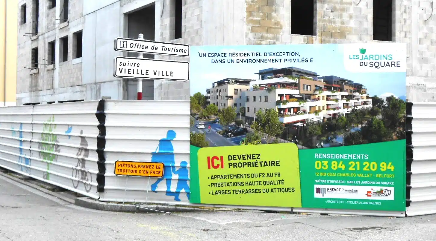Panneau de chantier professionnel posé devant un chantier d’entreprise locale