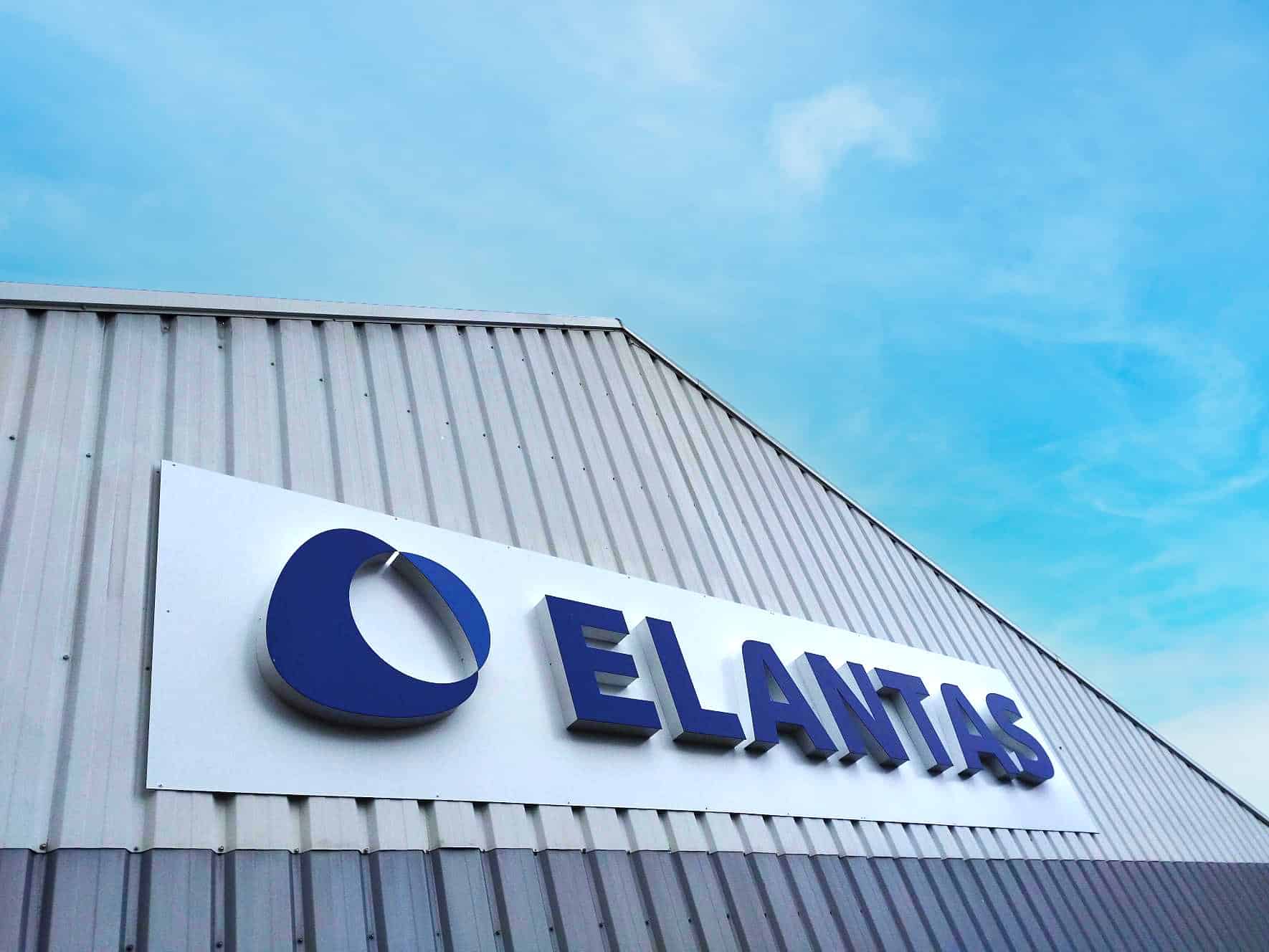 Enseigne de façade ELANTAS réalisée et posée par AZ Publicité