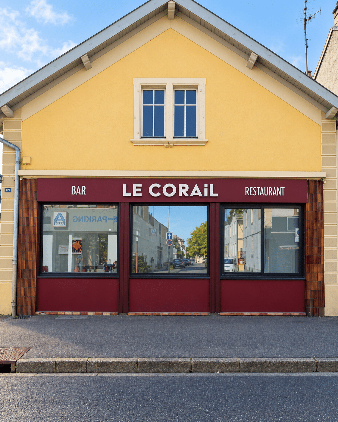 Enseigne du Corail associant le nom en lettres lumineuses et les mentions BAR et RESTAURANT