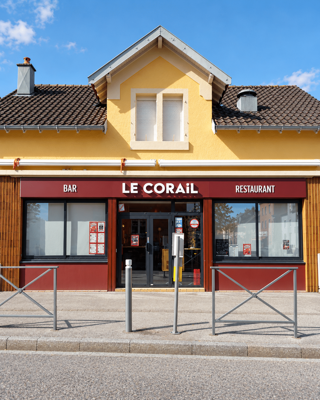 Devanture du Corail avec bandeau bordeaux et lettrage blanc réalisé par AZ Publicité